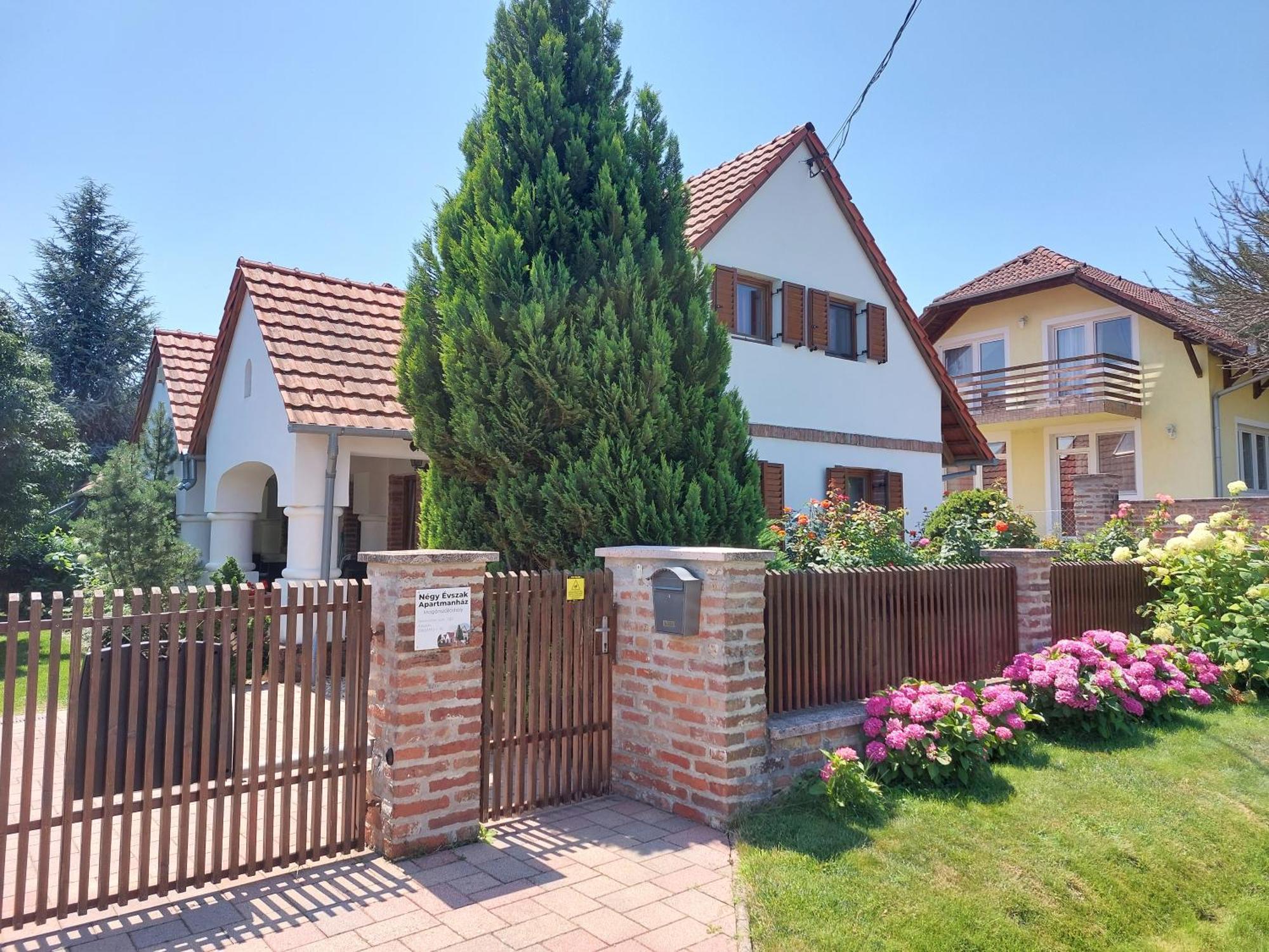 Négy Évszak Apartmanház Zalakaros Exterior foto